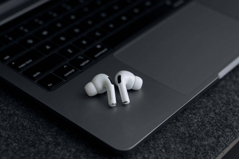 AirPods (Unsplash/Mahdi Gharib)