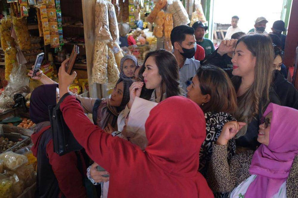 Nafa Urbach mengunjungi Pasar Kejajar Wonosobo (instagram.com/nafaurbach)