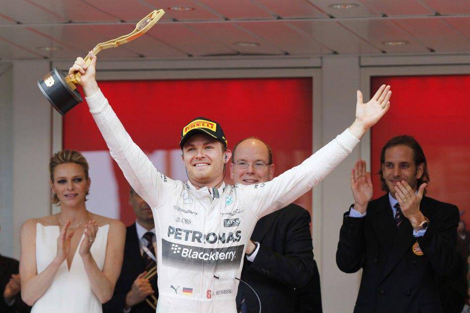 Nico Rosberg mengangkat trofi kemenangan GP Monako 2015. (fia.com)