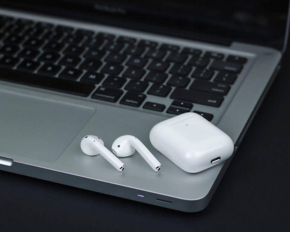 AirPods (Unsplash/Pablo Figueroa)