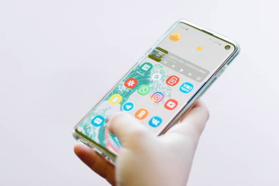 ilustrasi perbedaan WA GB dan WhatsApp resmi (unsplash.com/Christian Wiediger)
