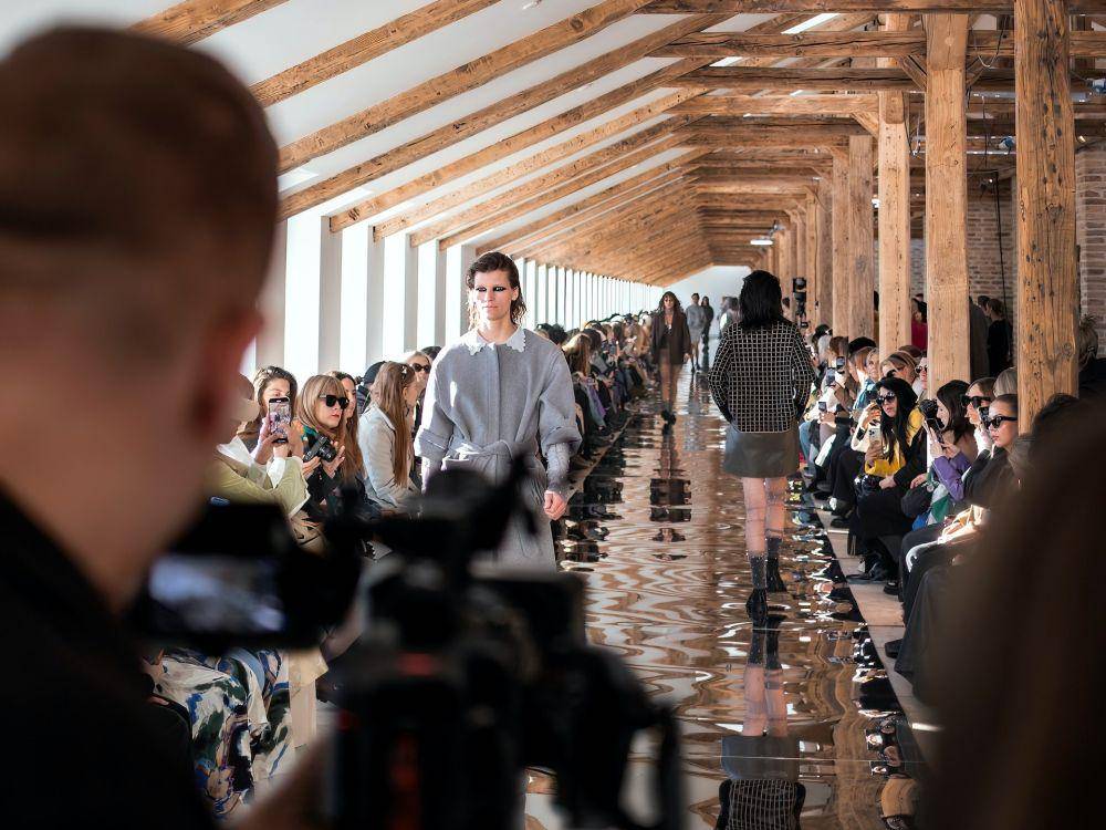 ilustrasi a head-turner (pexels.com/Filip Rankovic Grobgaard)