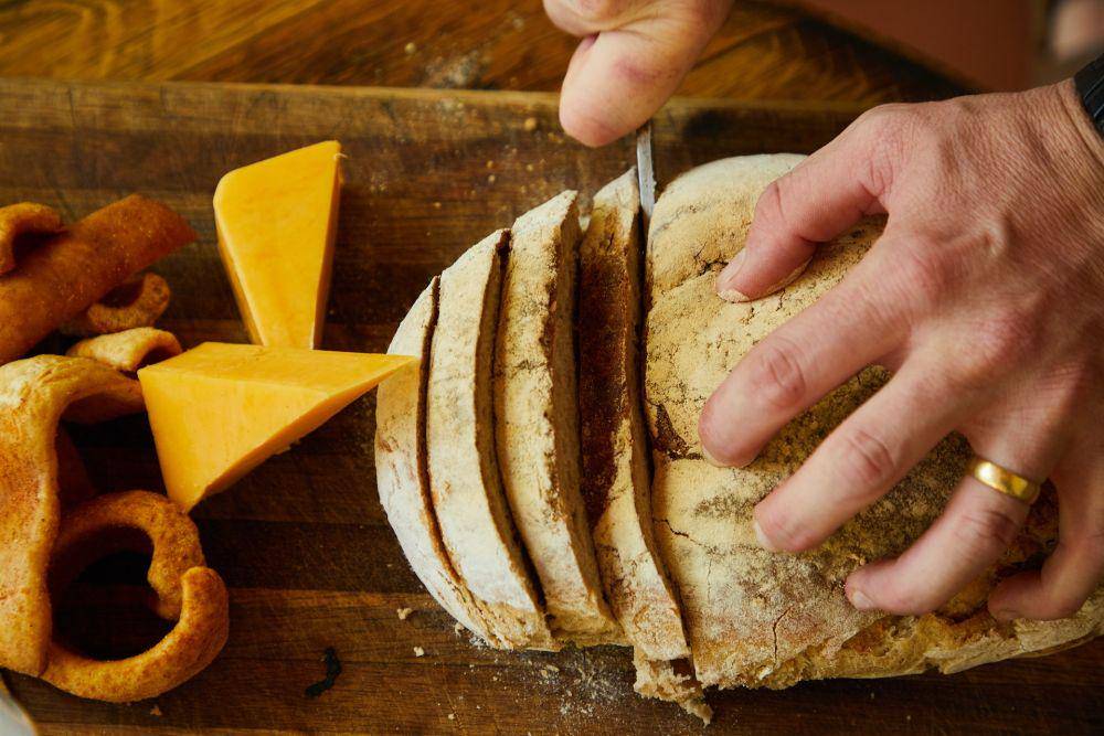 ilustrasi memegang roti tawar saat dipotong (pexels.com/Laker)