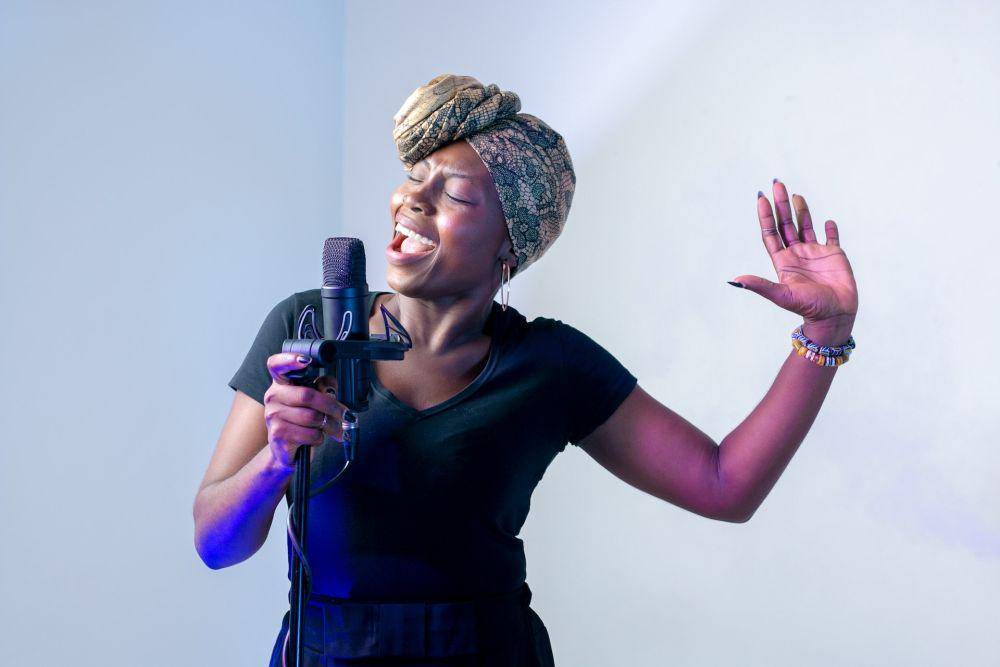 ilustrasi captivating voice (pexels.com/Papa Yaw)