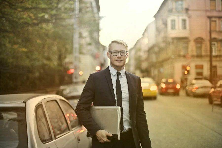 ilustrasi executive level manager (pexels.com/Andrea Piacquadio)