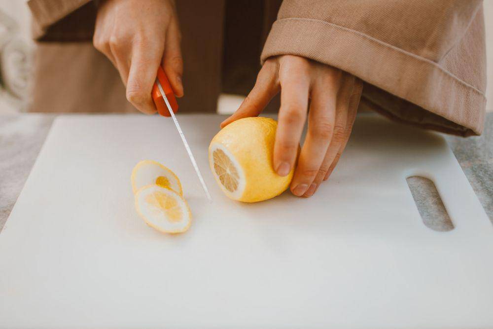 ilustrasi memotong lemon (pexels.com/Roman Odintsov)