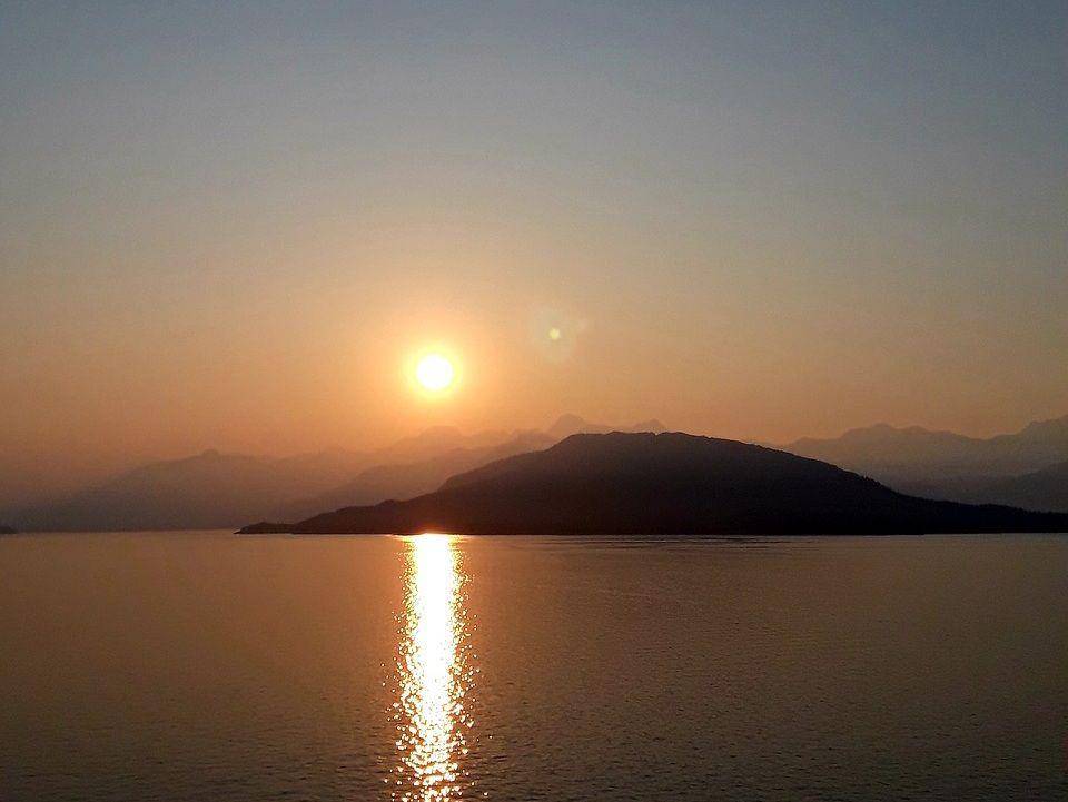 midnight sun (pixabay.com/davina_schatza)