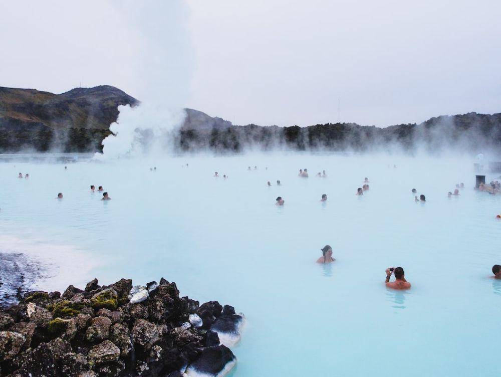 berendam di sumber air panas Blue Lagoon (unsplash.com/ugmonk)