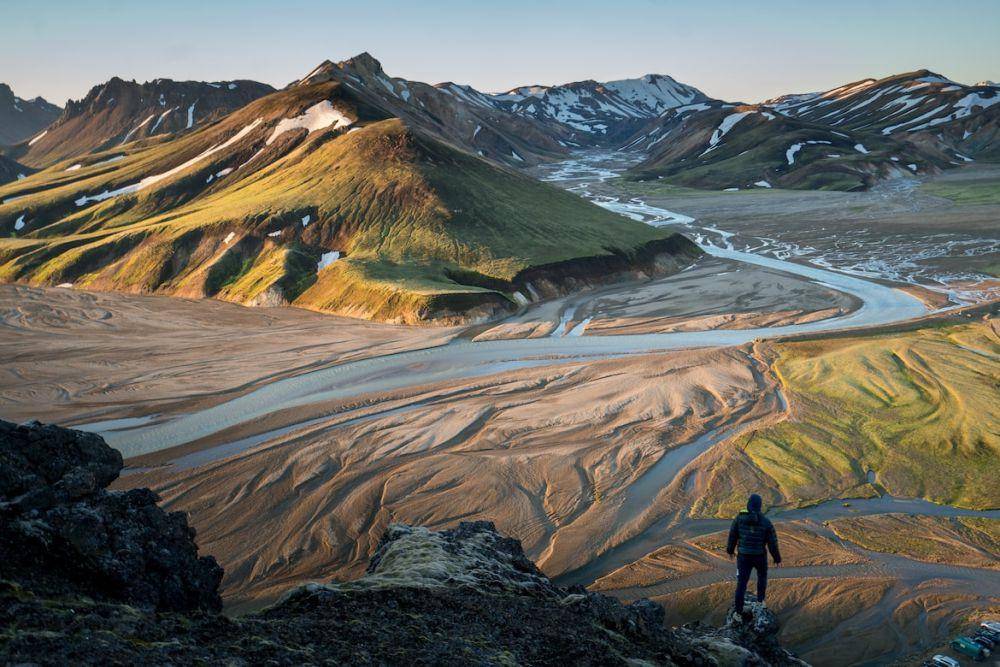 mendaki di Landmannalaugar, Islandia (unsplash.com/sortino)