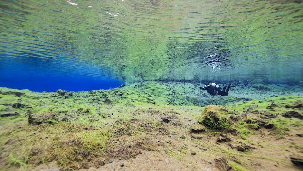 pemandangan bawah laut Silfra, Islandia (unsplash.com/chunghwi)