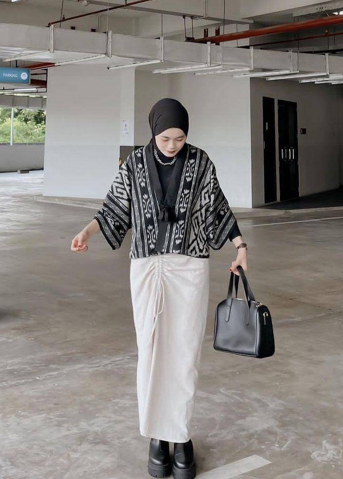Ootd formal hijab boyish (instagram.com/nitaginab)