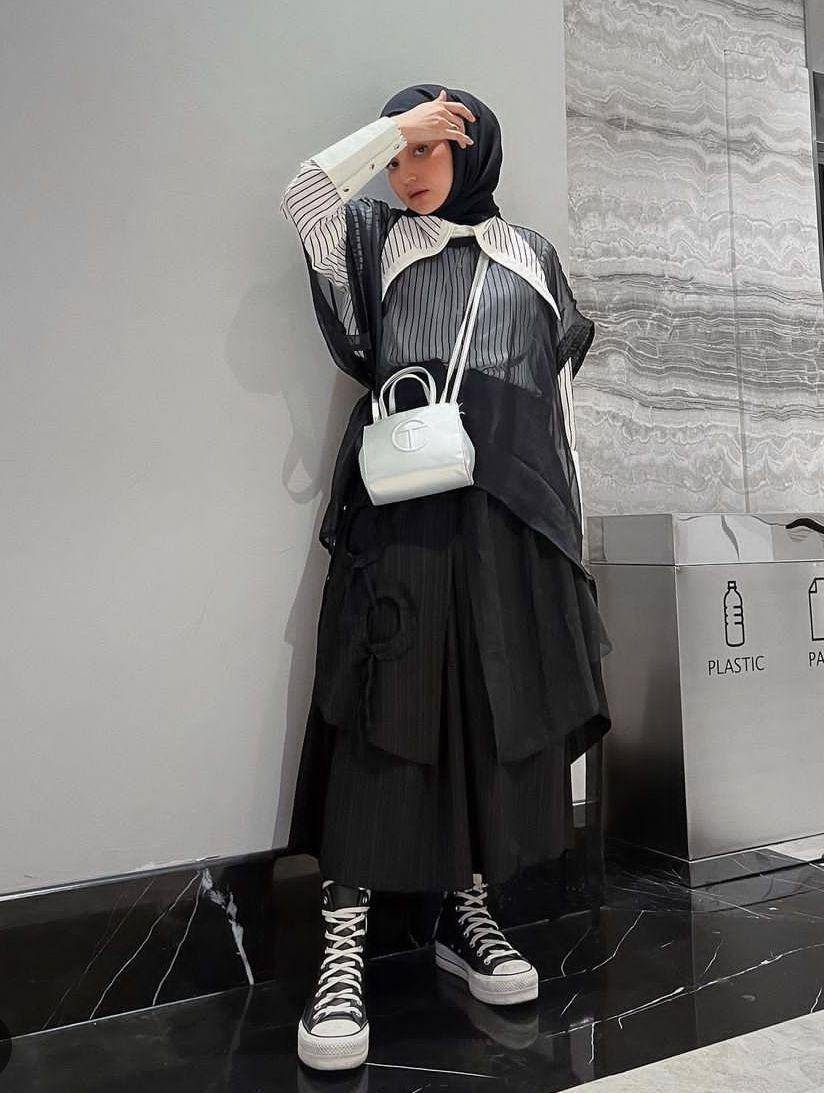 Pilihan outfit untuk gaya ala skena (instagram.com/sorayaulfa15)