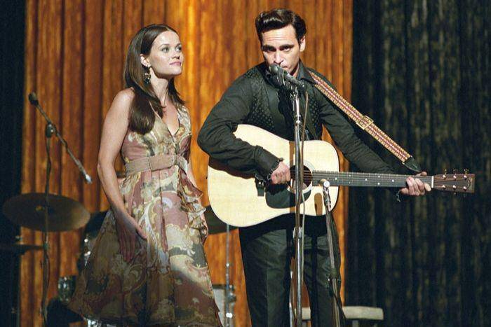 Reese Witherspoon (kiri) dalam film Walk the Line (dok. 20th Century Studios/Walk the Line)