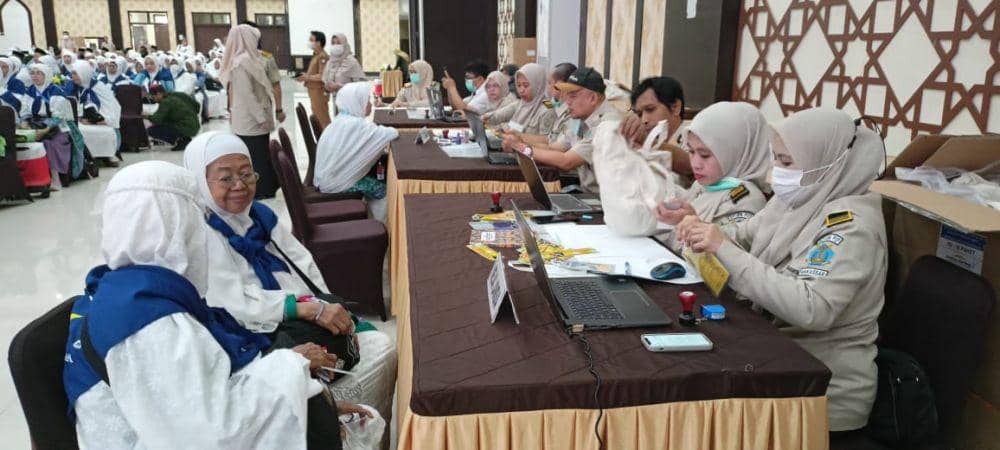 Layanan penerimaan jemaah haji kloter pertama di Asrama Haji Embarkasi Makassar, Selasa (23/5/2023). (Dok. Kemenag Sulsel)