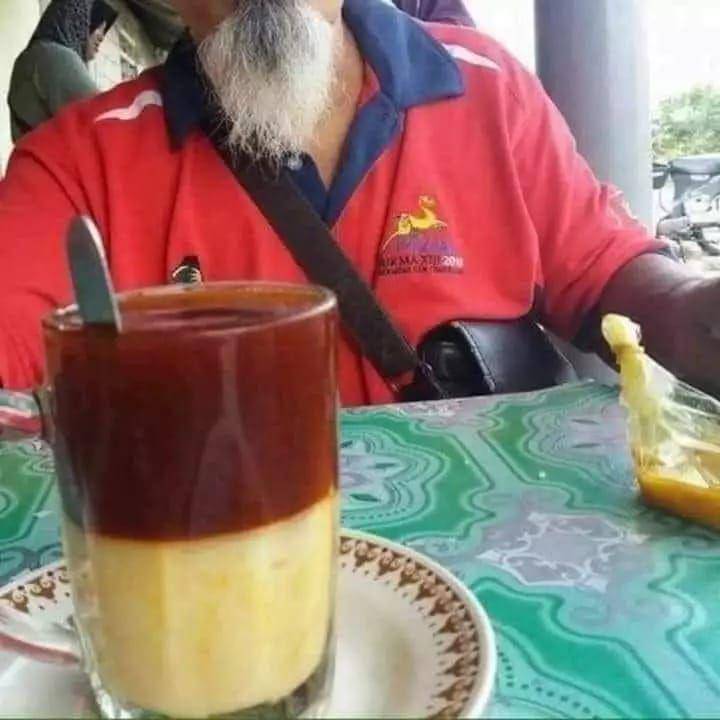 momen kocak di warung kopi (twitter.com/Shari17444251)
