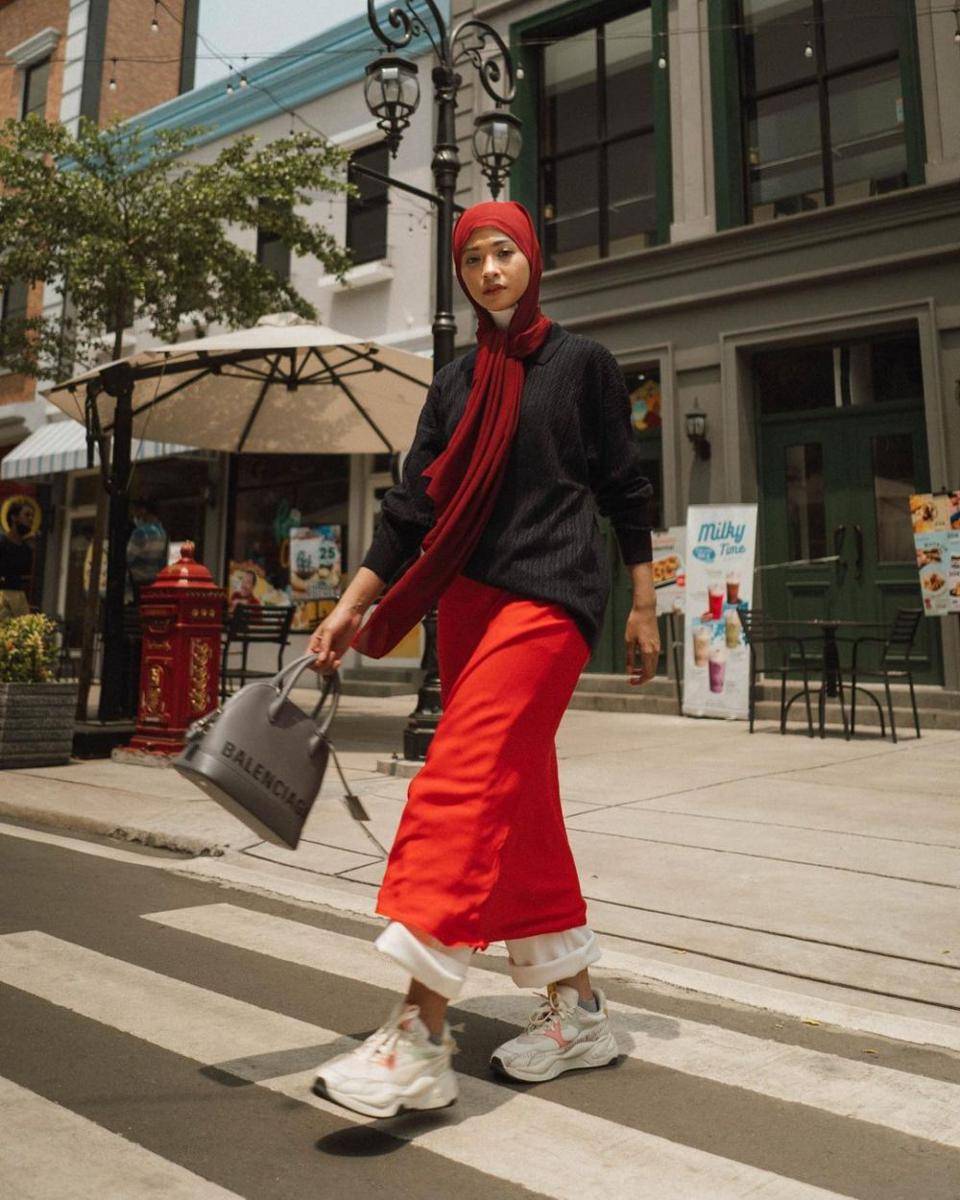 inspirasi OOTD hijab ala Poppy Bunga yang cocok buat hangout (instagram.com/poppybungariphat)