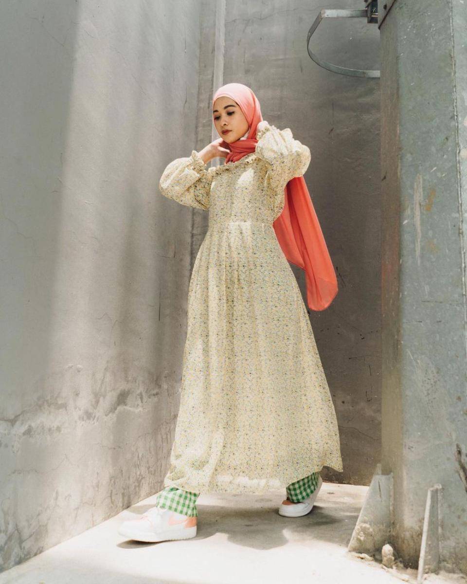 inspirasi OOTD hijab ala Poppy Bunga yang cocok buat hangout (Instagram.com/poppybungariphat)