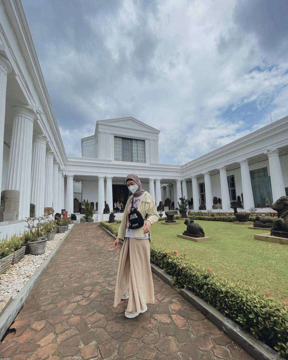 inspirasi OOTD hijab ala Poppy Bunga yang cocok buat hangout (instagram.com/poppybungariphat)