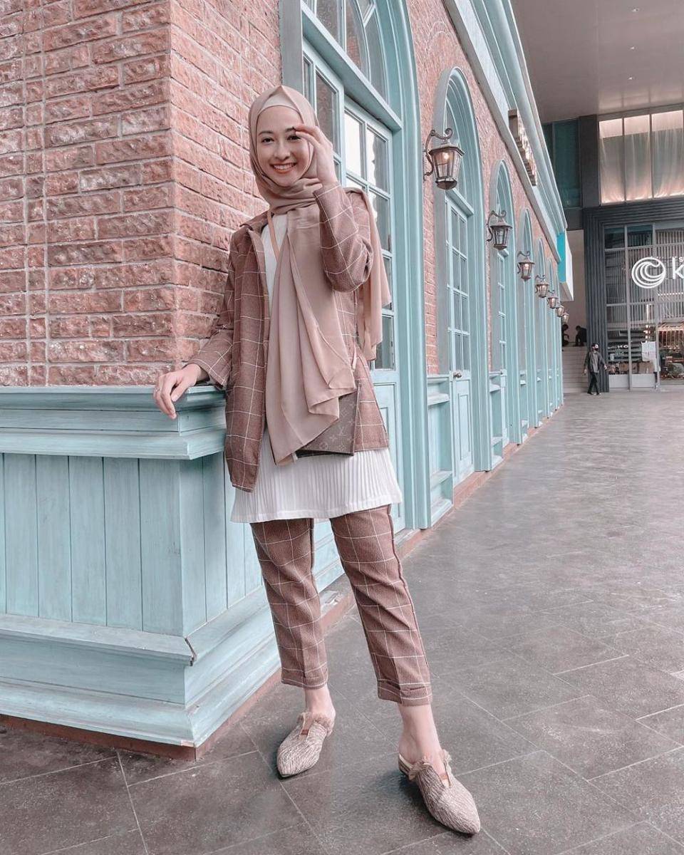 inspirasi OOTD hijab ala Poppy Bunga yang cocok buat hangout (instagram.com/poppybungariphat)