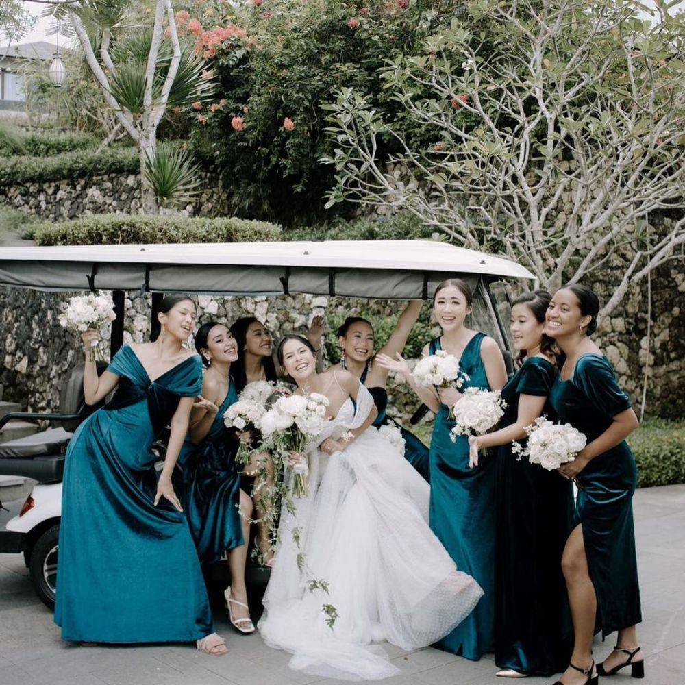rekomendasi gaun bridesmaid ala pernikahan selebriti (instagram.com/putri_tanjung)