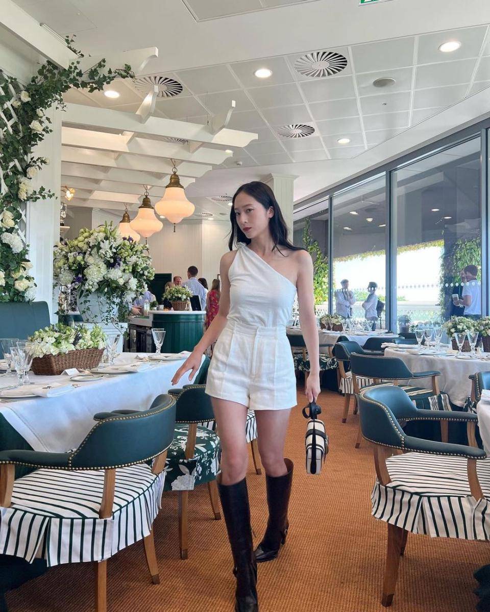 Krystal Jung (instagram.com/vousmevoyez)