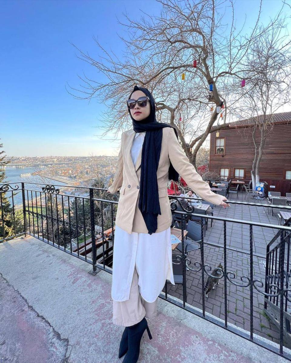 inspirasi OOTD liburan ala Poppy Bunga (instagram.com/poppybungariphat)