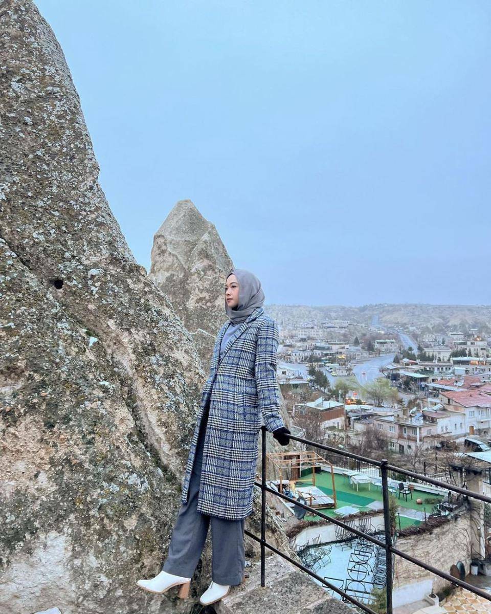 inspirasi OOTD liburan ala Poppy Bunga (instagram.com/poppybungariphat)