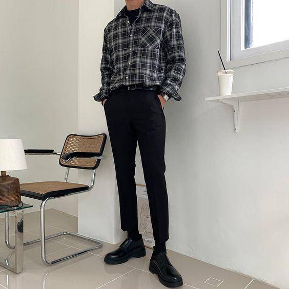 Outfit nonton konser pria kemeja flanel dan celana chino (pinterest.com)
