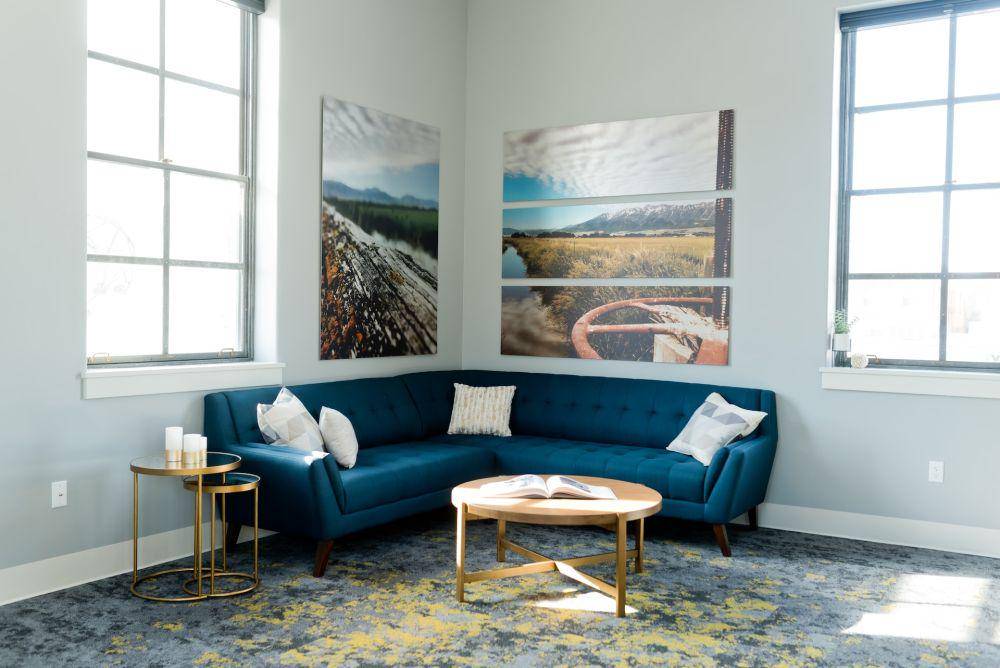 Sofa (unsplash.com/Adam Winger)