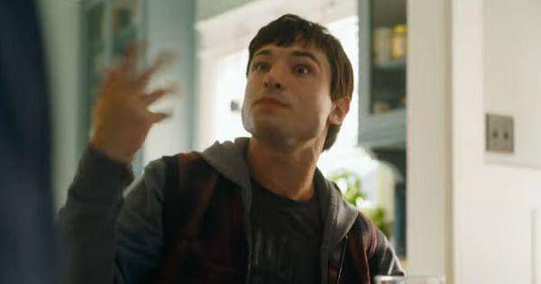 Barry saat di depan versi alternatif orang tuanya ( Dok. Warner Bros /  The Flash )