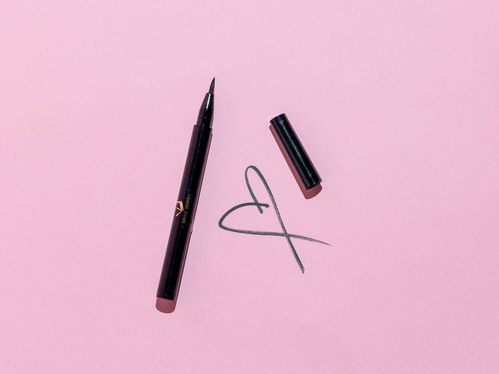 ilustrasi eyeliner spidol (unsplash.com/Ashley Piszek)