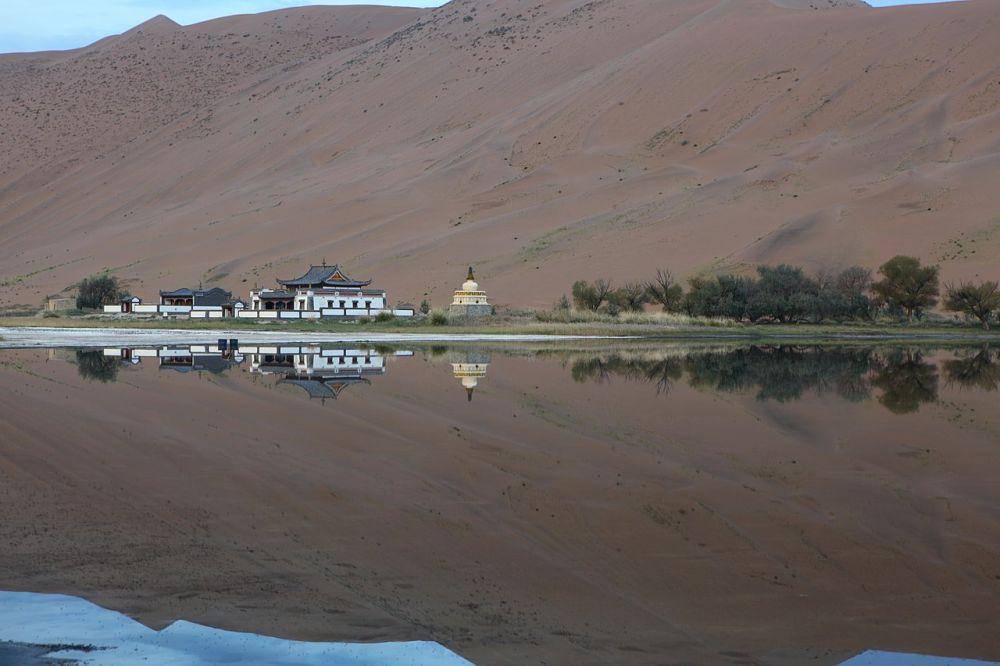 Gurun Badain Jaran (commons.wikimedia.org/Sjoerd van Oort)