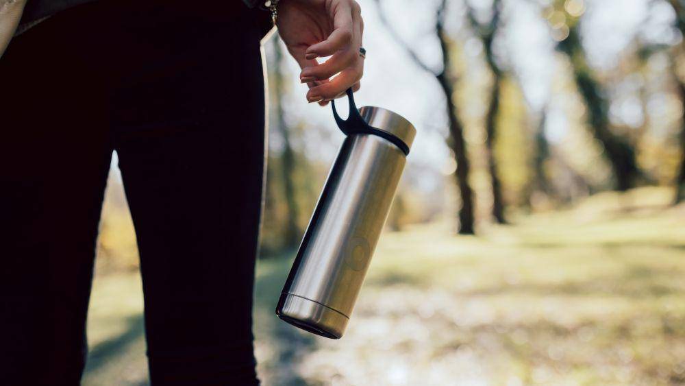 ilustrasi botol tumbler (unsplash.com/bluewaterglobe)