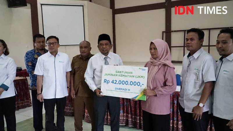 Bupati PPU, Hamdam  serahkan bantuan sosial simbolis kepada peserta jaminan sosial atas nama Darmadi (IDN Times/Ervan)