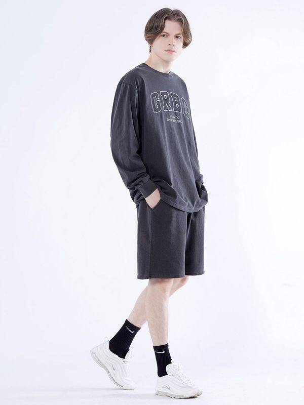 Outfit nonton konser pria kaus lengan panjang dan celana pendek (pinterest.com)