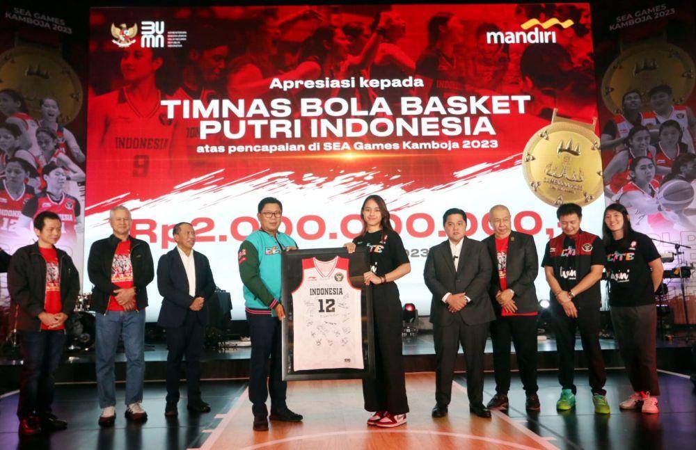 Apresiasi atas prestasi bersejarah medali emas ajang SEA GAMES 2023 yang direbut Timnas Basket Putri. (Dok. Bank Mandiri)