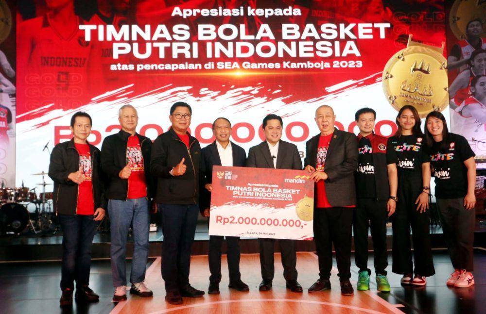 Bank Mandiri memberikan apresiasi atas prestasi bersejarah medali emas ajang SEA GAMES 2023 yang direbut Timnas Basket Putri, sebesar Rp2 miliar. (Dok. Bank Mandiri)