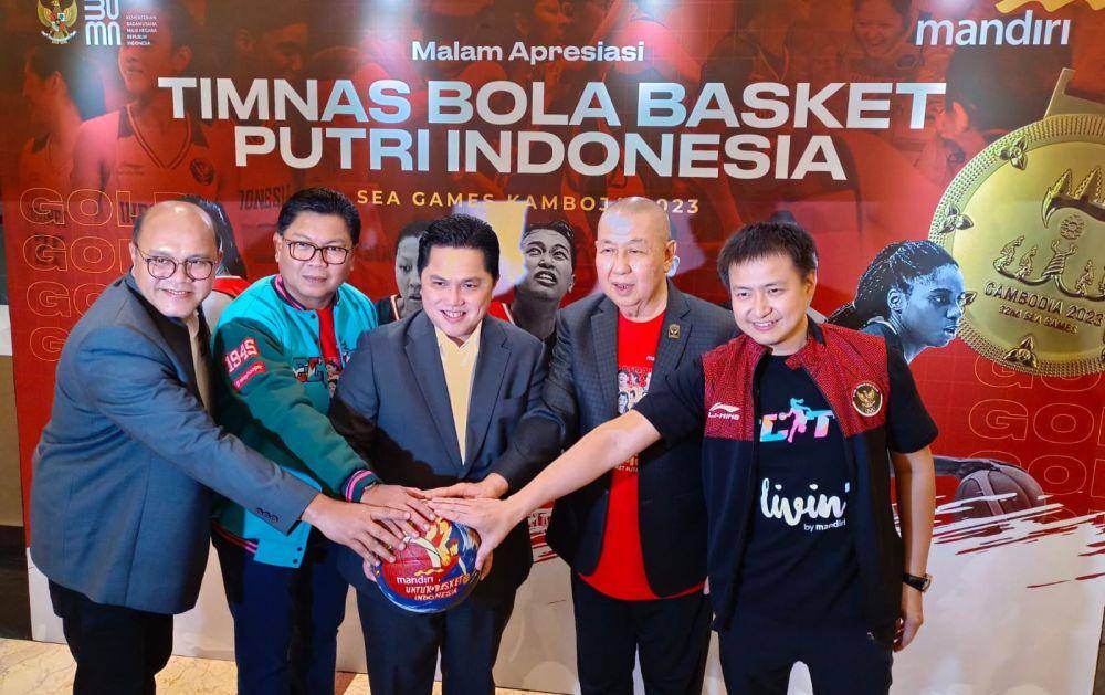 Foto bersama Menteri BUMN Erick Thohir bersama petinggi Bank Mandiri dalam acara Apresiasi Timnas Basket Putri Atas Raihan Emas SEA Games. (Dok. Bank Mandiri)