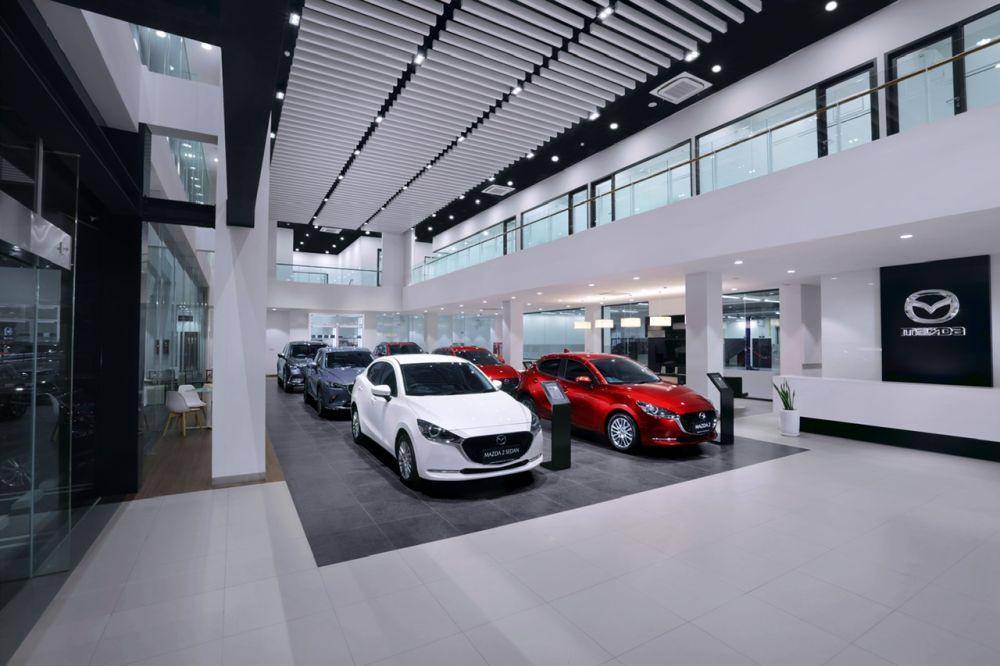 Tampilan showroom dealer Mazda BSD City (IDN Times/Fadhliansyah)