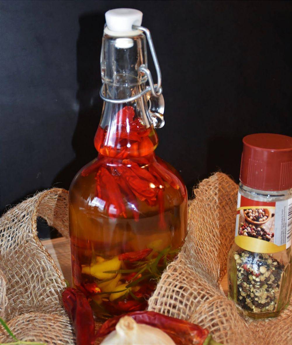 ilustrasi olio di peperoncino (pixabay.com/RitaE)