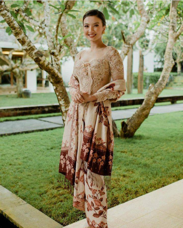 Potret Raline Shah mengenakan kebaya (Instagram.com/ralineshah)