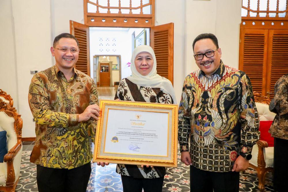 Gubernur Khofifah Terima Penghargaan Tokoh Kepemimpinan Kearsipan