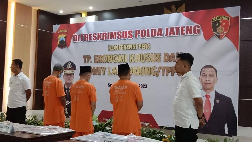 Tiga tersangka penggelapan dana proyek rumah sakit Universitas Muria Kudus saat dihadirkan dalam gelar perkara di Markas Ditreskrimsus Polda Jateng. (IDN Times/Fariz Fardianto)
