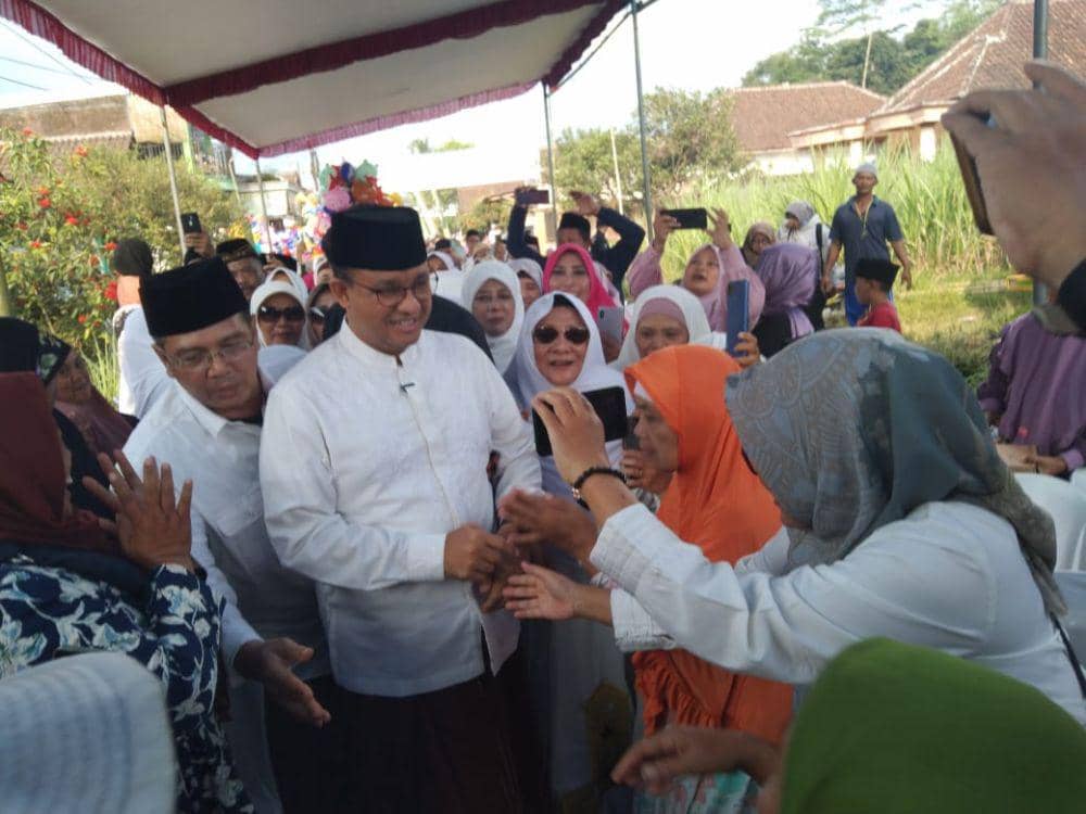 Anies Baswedan saat mengunjungi Ponpes Darul Muttaqin. (IDN Times/Rizal Adhi Pratama)