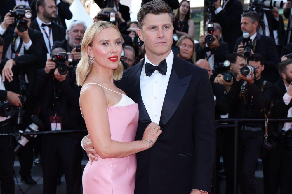 7 Potret Scarlett Johansson dan Suami di Cannes 2023, Mesra Banget!