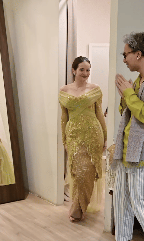 momen Enzy Storia perdana lihat kebaya pengantinnya (instagram.com/didietmaulana)