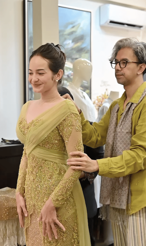 momen Enzy Storia perdana lihat kebaya pengantinnya (instagram.com/didietmaulana)