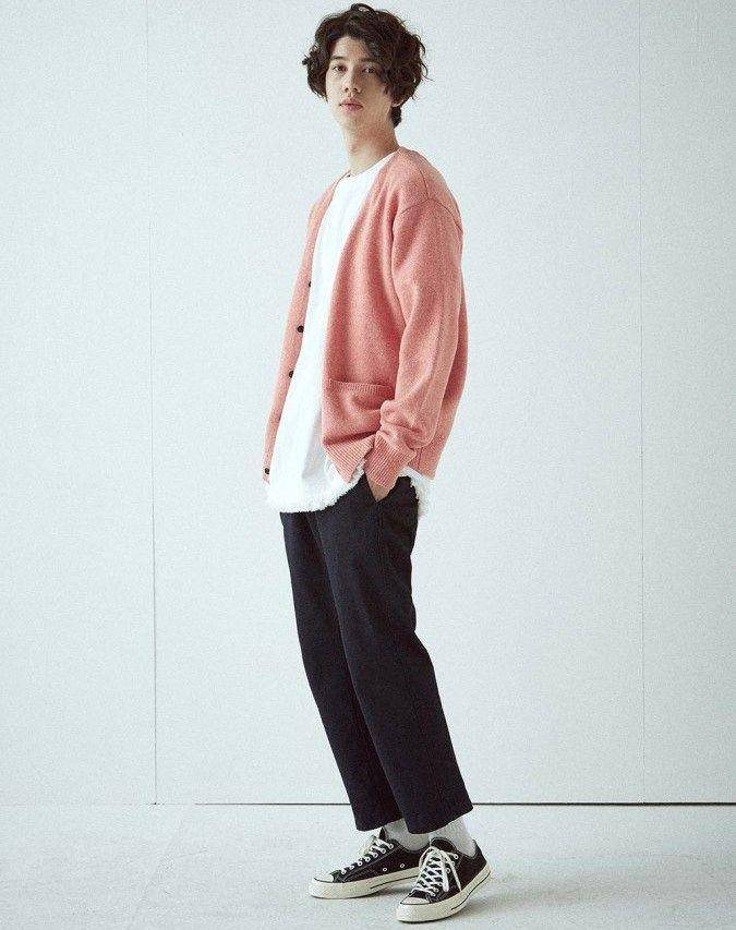 Outfit nonton konser pria cardigan dan kaus polos (pinterest.com)