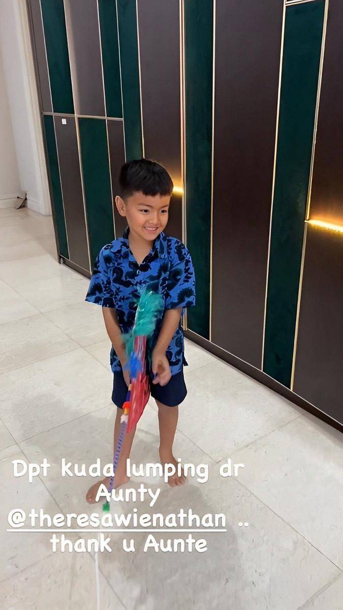 potret Magika bermain kuda lumping (instagram.com/ardibakrie)