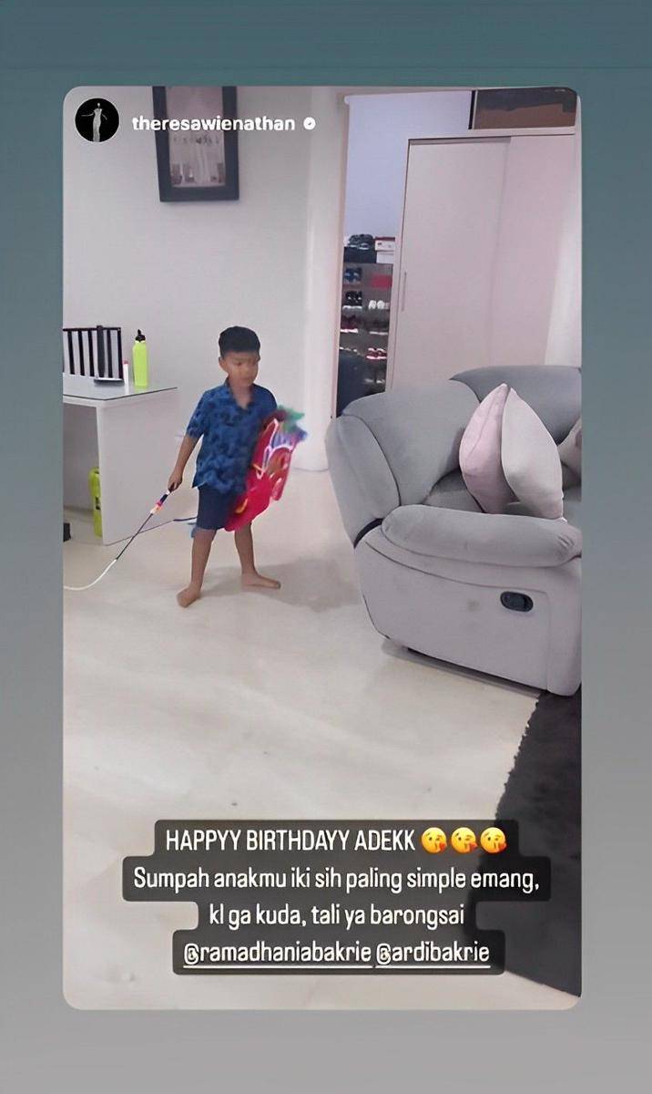 potret Magika bermain kuda lumping (instagram.com/ardibakrie)